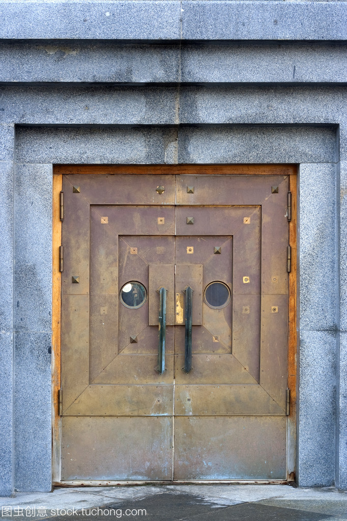 铸铝门 金属门中的艺术与守护者